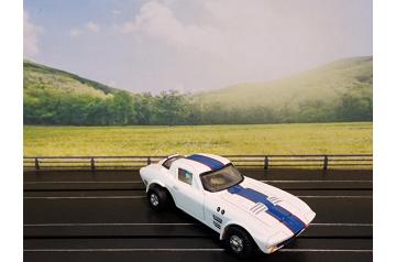 Johnny Lightning '63 White-Blue Grand Sport Corvette Thunderjet 500 HO Slot Car